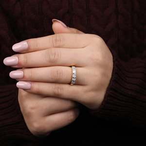 แหวนแต่งงานเพชรทรงเจ้าหญิงเพาะเลี้ยงในห้องปฏิบัติการ ประดับด้วย 5 เม็ด ตัวเรือนเงินสเตอร์ลิงและทอง  ความใสระดับ VS - Product Image 2