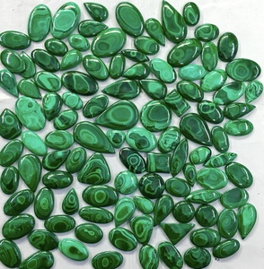 Cabochons de pierres précieuses en malachite naturelle 20mm Cabochons verts à dos plat en vrac taille mixte forme IGI certifié pierre lisse coupe 3 8mm - Product Image 1