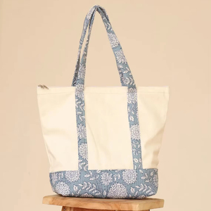 Sac fourre-tout en toile blanche avec poignées florales bleues |   Sac à bandoulière en coton fait main |   Sac fourre-tout pour le marché et les voyages, réutilisable pour les courses - Product Image 1