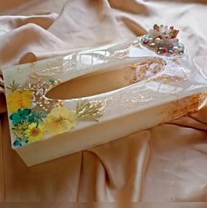 Soportes decorativos para cajas de pañuelos de resina con acabado brillante para agregar brillo a un hotel festivo o glamuroso - Product Image 1