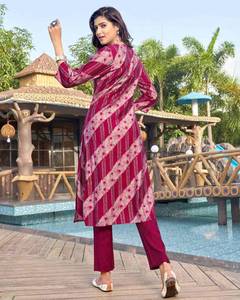 Venta al por mayor de ropa informal impresa digital colección de fantasía Rayon Kurti Bottom Salwar Kameez para fiestas tarifas con descuento disponibles - Product Image 2