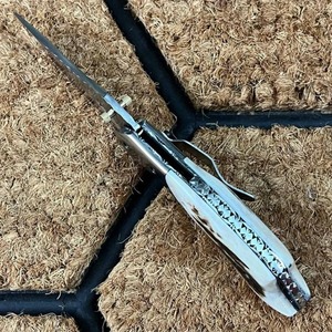 Navaja de Bolsillo Plegable Hecha a Mano con Acero D2 Forjado, Mango de Cuerno de Ciervo, Funda de Cuero, OEM Disponible, para Uso Diario - Product Image 3