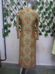 Vêtements ethniques indiens Kurta imprimée numériquement pour femmes pour les occasions de mariage et de fête d'Inde - Product Image 2