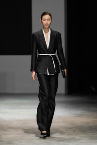 Cinturón de Alta Costura para Mujer, Elegante Cinturón de Lana y Seda LYLA, 48% Lana, 43% Poliéster, 9% Seda, Cinturón de Mujer de WhiteAnt - Product Image 3