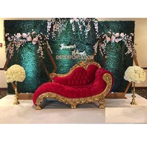 Canapé traditionnel italien de créateur en or rouge pour la scène de réception de mariage Causeuse en bois de teck pour la mariée - Product Image 1