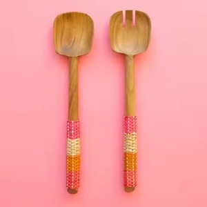 Ensemble de service à salade en bois naturel 2 pièces cuillère fourchette multicolore manche en rotin tressé ustensiles de cuisine outils de mélange écologiques - Product Image 1