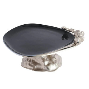 Elegante soporte para servir pasteles de inspiración vintage Pedestal de metal para bodas y fiestas - Product Image 1
