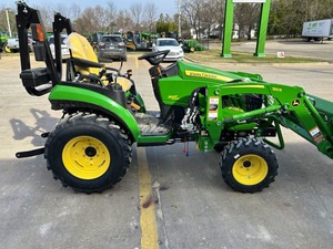 Tracteur agricole John Deere 300E 4x4 avec chargeur frontal, vert, 30 CV, tracteur multifonctionnel à roues - Product Image 3