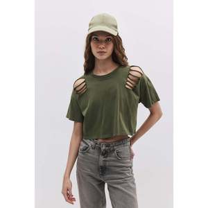Camiseta Corta con Hombros Descubiertos - Product Image 1