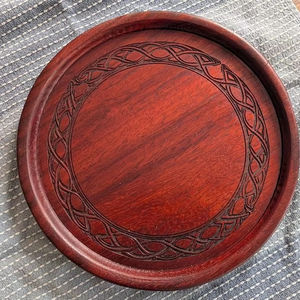 Bandeja de servicio redonda de 9,5 "con diseño de nudo celta, hecha de Paduk, acabado seguro para alimentos 100% - Product Image 1