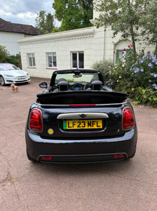 Mini Cabriolet Électrique Bleu d'Occasion 2023, 50-70 kWh, Propulsion Arrière, Boîte Automatique, Sièges en Cuir, Caméra Arrière, Volant à Droite, Toit Ouvrant, LED - Product Image 3