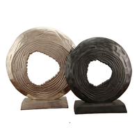 Sculpture décorative en métal de luxe Pièce d'art moderne pour la maison et le bureau Artisanat en métal de haute qualité pour le salon et la chambre à coucher