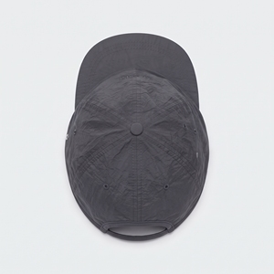 Casquette de baseball non structurée en nylon froissé à 5 panneaux, avec logo brodé, ajustée, unisexe, pour adulte, décontractée, en tissu satiné gris foncé - Product Image 6