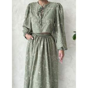 Blusas de Mujer con Cierre de Lazo Bordado en la Parte Delantera, Disponibles al por Mayor - Product Image 4