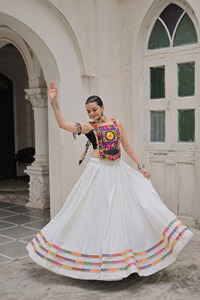 Colección Navratri Roman con Gamthi y Mirror Work Lehenga Choli Fabricante y proveedor de Surta a la tarifa más baja - Product Image 2