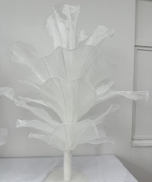 Installation artistique géante en soie, faite à la main, haut de gamme et sur mesure, pour la décoration de scène de mariage et la vitrine.