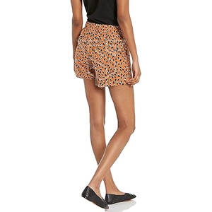 Shorts décontractés pour femmes de haute qualité, confortables, à taille élastique, avec logo personnalisé, contraste de couleurs, respirants, fabriqués au Pakistan, prix abordable - Product Image 4