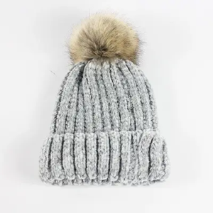 หมวกบีนนี่ถักแบบริบ ราคาถูก MOQ ต่ำ ปรับขนาดได้ พร้อมปอมปอม 100% อะคริลิก ซับในยืดหยุ่น ปอมปอมถอดได้ อุ่น ใส่ได้ทั้งชายและหญิง ทำด้วยมือ - Product Image 6
