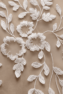 Tissu en dentelle tissée à motif floral blanc avec tulle champagne et fleurs en forme de feuilles dispersées pour usage nuptial féminin - Product Image 2