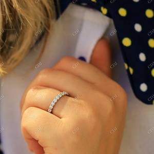 Nouveaux arrivages Bague de mariage à griffes partagées en moissanite ronde Vente en gros de bijoux personnalisés Bagues en or massif 14 carats pour femmes - Product Image 2