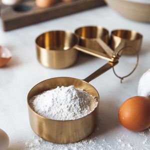 Juego de 4 tazas medidoras de Metal chapado en oro más vendidas con mangos de Metal simples Diseño maravilloso Utensilios de cocina Herramientas de medición - Product Image 3