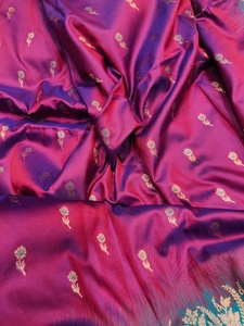 Sarees en soie de brocart de créateur sur mesure pour les mariages et les fêtes Texture riche avec travail Zari complexe Sensation luxueuse - Product Image 5