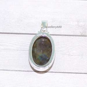 Pendentif en Labradorite violette naturelle plaqué or 925 en argent vintage fait à la main avec réglage de lunette pour fiançailles - Product Image 4