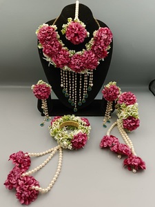 Hermoso conjunto de joyas de flores artificiales para Haldi Mehndi y conjunto de collar de flores nupciales con pendientes y cadena de mano para mujer - Product Image 2