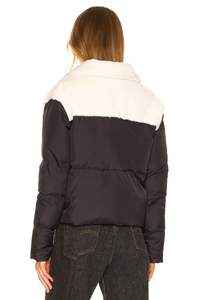 Venta al por mayor 2022 Chaqueta acolchada recortada para mujer Colores sólidos Tallas grandes Invierno Exterior Algodón Relleno Teñido - Product Image 4