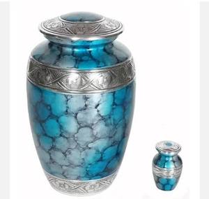 Urna de cenizas de latón hecha a mano de calidad superior con monograma personalizado y acabado decorativo ornamental - Product Image 4