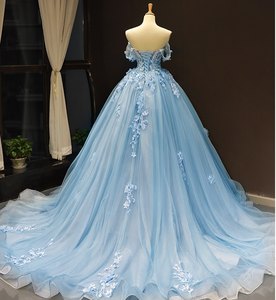 Robe de mariée élégante et intemporelle en satin 100 % polyester, longueur ras du sol, ornée de perles, taille naturelle, imprimé floral complexe - Product Image 2