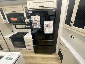 Nouvelle caravane de camping tout-terrain F-o-r-e-s-t R-i-v-e-r Sabre 32G-K-S 2026 - Product Image 3