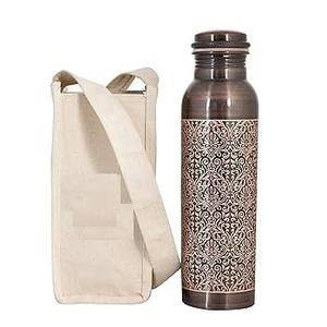 Paquete de regalo diseñado con grabado, botella de agua de cobre con aspecto de bolsa de yute, accesorio para beber disponible con diseño elegante para la venta - Product Image 1