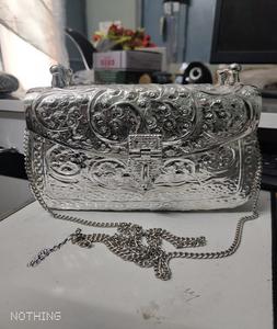 กระเป๋าคลัทช์ทรงสี่เหลี่ยมผืนผ้าทำมือจากทองเหลืองคุณภาพพรีเมียมอินเดีย ชุบเงินออกซิไดซ์ ดีไซน์ทันสมัย เหมาะสำหรับงานแต่งงาน - Product Image 4