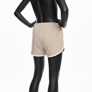 Shorts de sport pour femmes en coton et polyester French Terry 260 GSM, couleur beige, avec empiècements latéraux à clous et logo imprimé. - Product Image 5