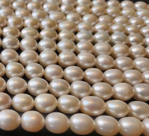 Hilos de perlas de arroz de agua dulce Cuentas blancas naturales sin tratar con efecto de cambio de color para la fabricación de joyas - Product Image 1