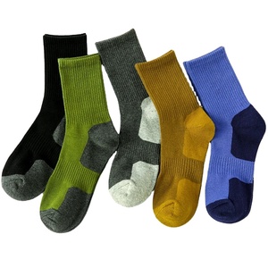 Calcetines largos transpirables de algodón sólido para hombre para negocios y deportes al aire libre estilo Harajuku con logotipo en la parte inferior - Product Image 1