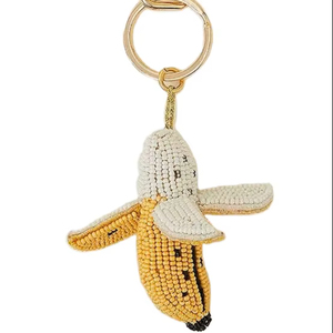 Llavero y anillo de llaves con diseño de plátano, bordado con cuentas de colores amarillo y blanco, de la India. - Product Image 1