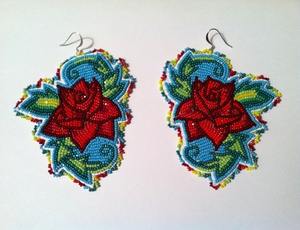 Accesorios de oreja elegantes para mujer Pendientes bordados con cuentas de semillas Accesorio de moda hecho a mano con punto de cruz y costura - Product Image 2