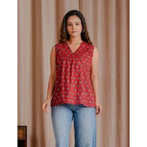 Top Corto Transpirable de Algodón Mulmul con Estampado de Bloques Rojos y Tejido Butti - Product Image 1
