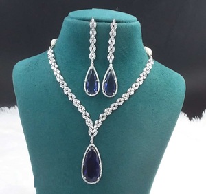 Conjunto de joyas de diamantes americanos atemporales diseñado para mujeres que aman brillar todos los días disponible al mejor precio - Product Image 1