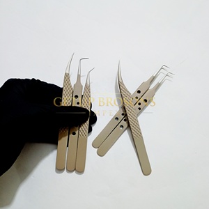 Pince à épiler pour extensions de cils de haute qualité en acier inoxydable, à 90 degrés, avec revêtement en poudre argentée, antistatique, à pointe fine et prise en main confortable - Product Image 3