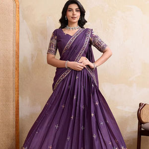 ชุดเลเฮนกาโชลีผ้าจอร์เจตต์เนื้อหนา ดีไซน์เนอร์ พร้อมงานปักและประดับเลื่อมอย่างประณีต มาพร้อมเข็มขัดและผ้าคลุมไหล่เข้าชุด สำหรับงานปาร์ตี้ - Product Image 1