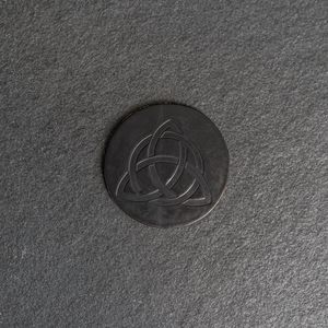 Juego de Posavasos de Metal con Nudo Celta Grabado, Patrón Herencia Intrincado para Comedor y Regalos, Venta al por Mayor - Product Image 4