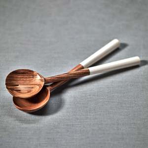 Juego de 2 servidores de ensalada de madera hechos a mano con asas de resina azul Herramientas KETCHENWAR únicas - Product Image 4