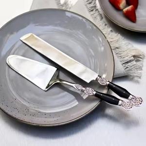 ชุดเค้กทองเหลืองพร้อมมีดและไม้พายสำหรับงานแต่งงานและวันเกิด - Product Image 1