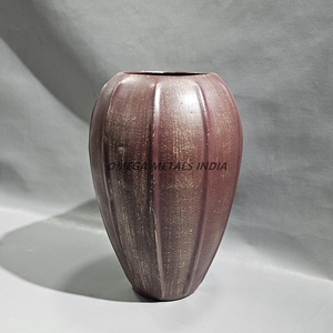 Jarrón de Metal ranurado marrón oscuro de alta calidad elegante forma curva con acabado texturizado perfecto para decoración del hogar y exhibiciones florales - Product Image 2