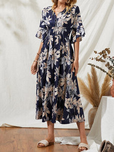 Robe d'été décontractée à imprimé floral, col en V, manches courtes, coupe évasée, en polyester respirant et écologique, imprimée numériquement sur mesure - Product Image 4