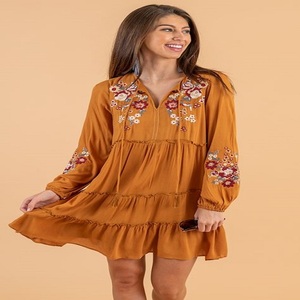 โรงงานเสื้อผ้ามืออาชีพคันยา ลิบาส ชุดเดรสสไตล์โบฮีเมียนสำหรับฤดูร้อน คอวีลึก ทรงหลวม จับจีบ ผ่าข้าง ความยาวปานกลาง ชุดลำลองสำหรับวัยกลางคน - Product Image 2