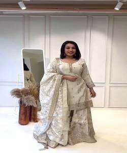 Ensemble de vêtements traditionnels russes tendance en lin et soie pour femmes, mettant en valeur l'art traditionnel et l'attrait contemporain - Product Image 5